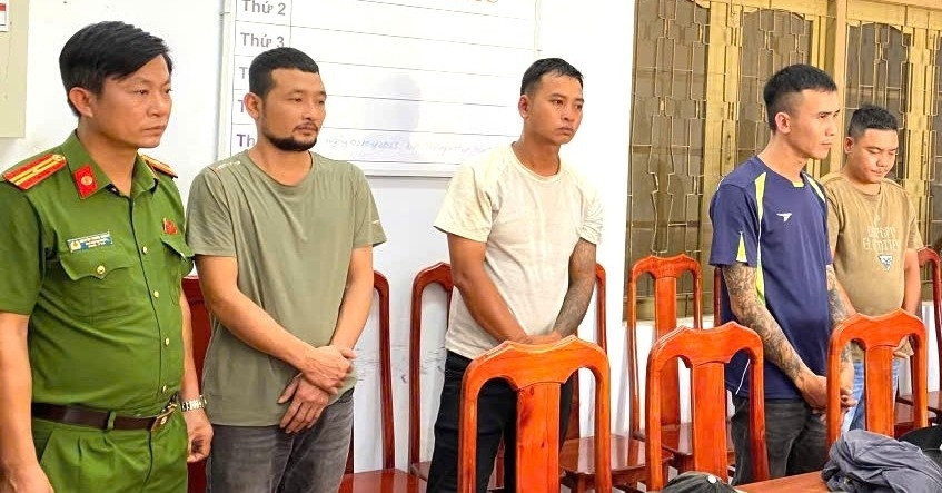 Bắt giam 4 đối tượng đánh tài xế ô tô để tranh giành khách