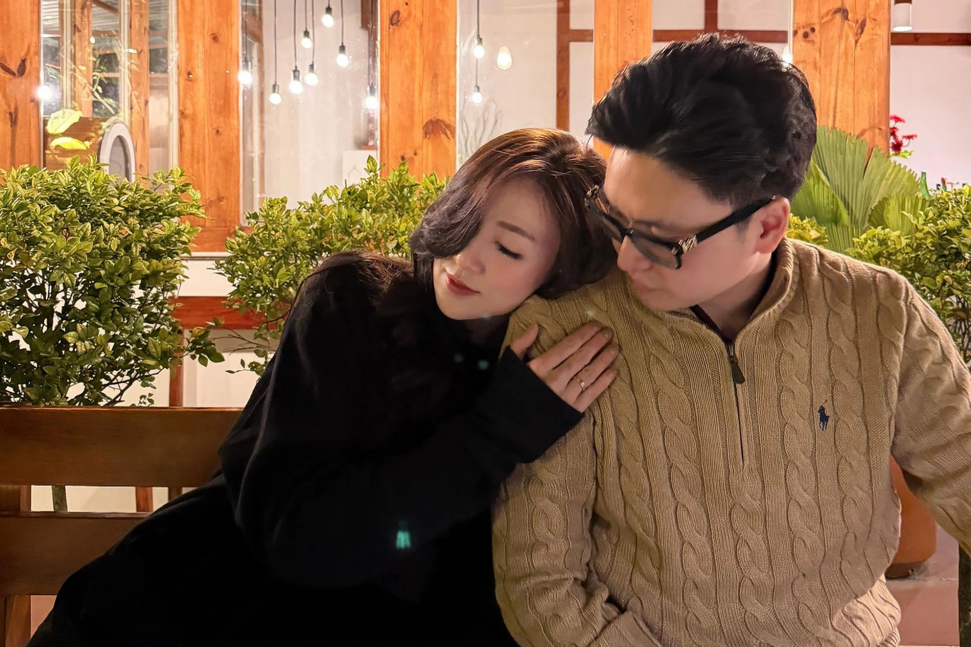 Á hậu Tú Anh bên chồng