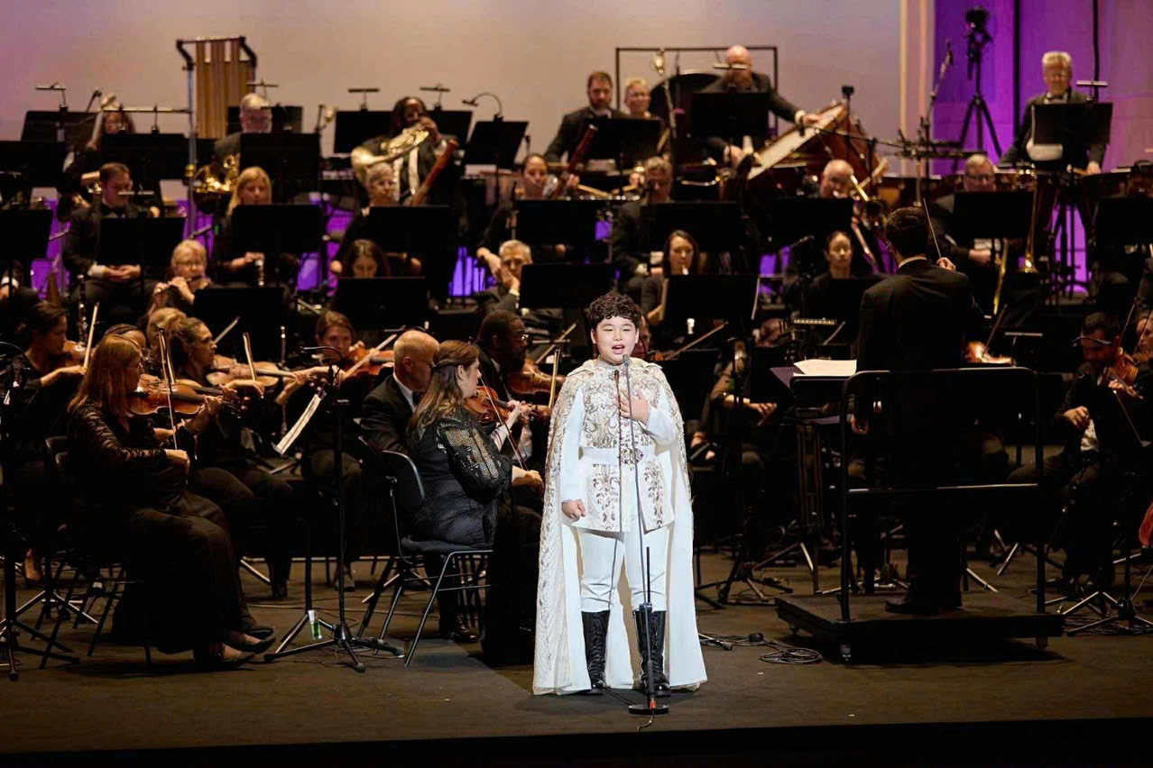 Ca sĩ 13 tuổi Dương Đức Hải gây ấn tượng khi hát với dàn nhạc giao hưởng Mỹ