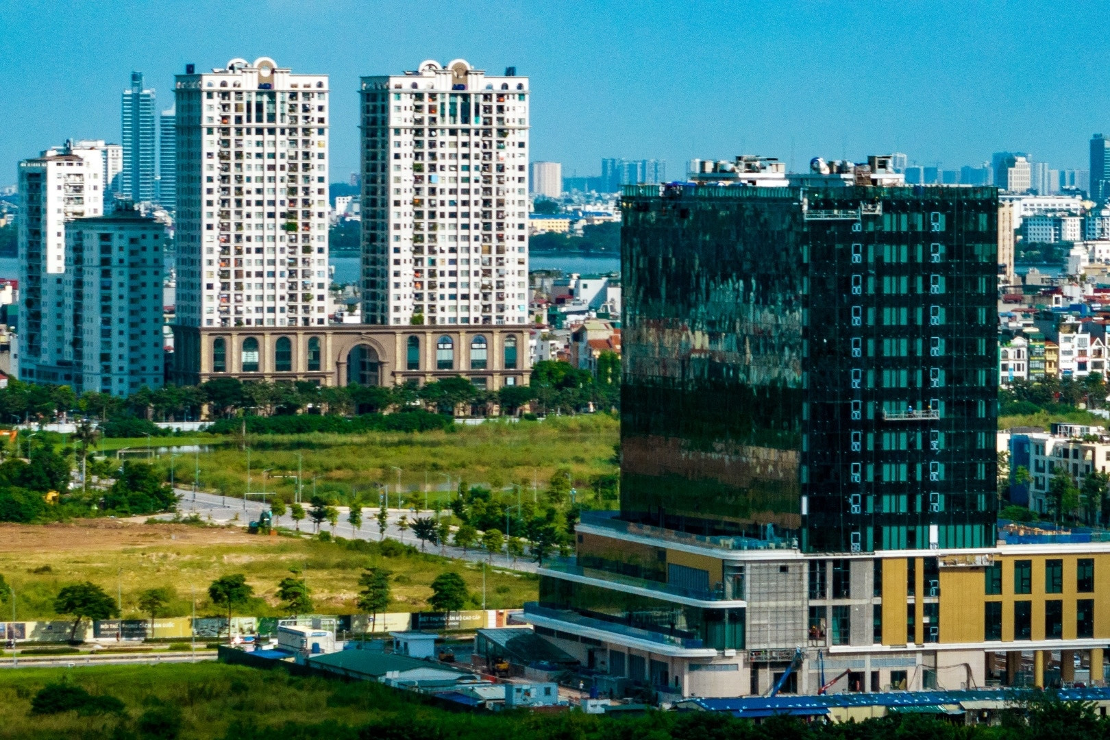 Có 1,5 tỷ đồng trong tay, vay thêm mua nhà ngay hay chờ giá hạ?