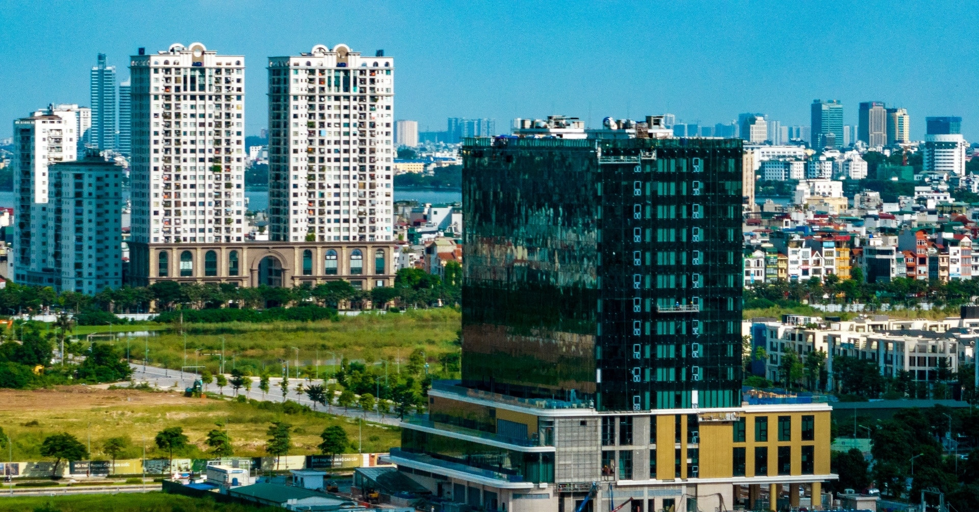 Có 1,5 tỷ đồng trong tay, vay thêm mua nhà ngay hay chờ giá hạ?