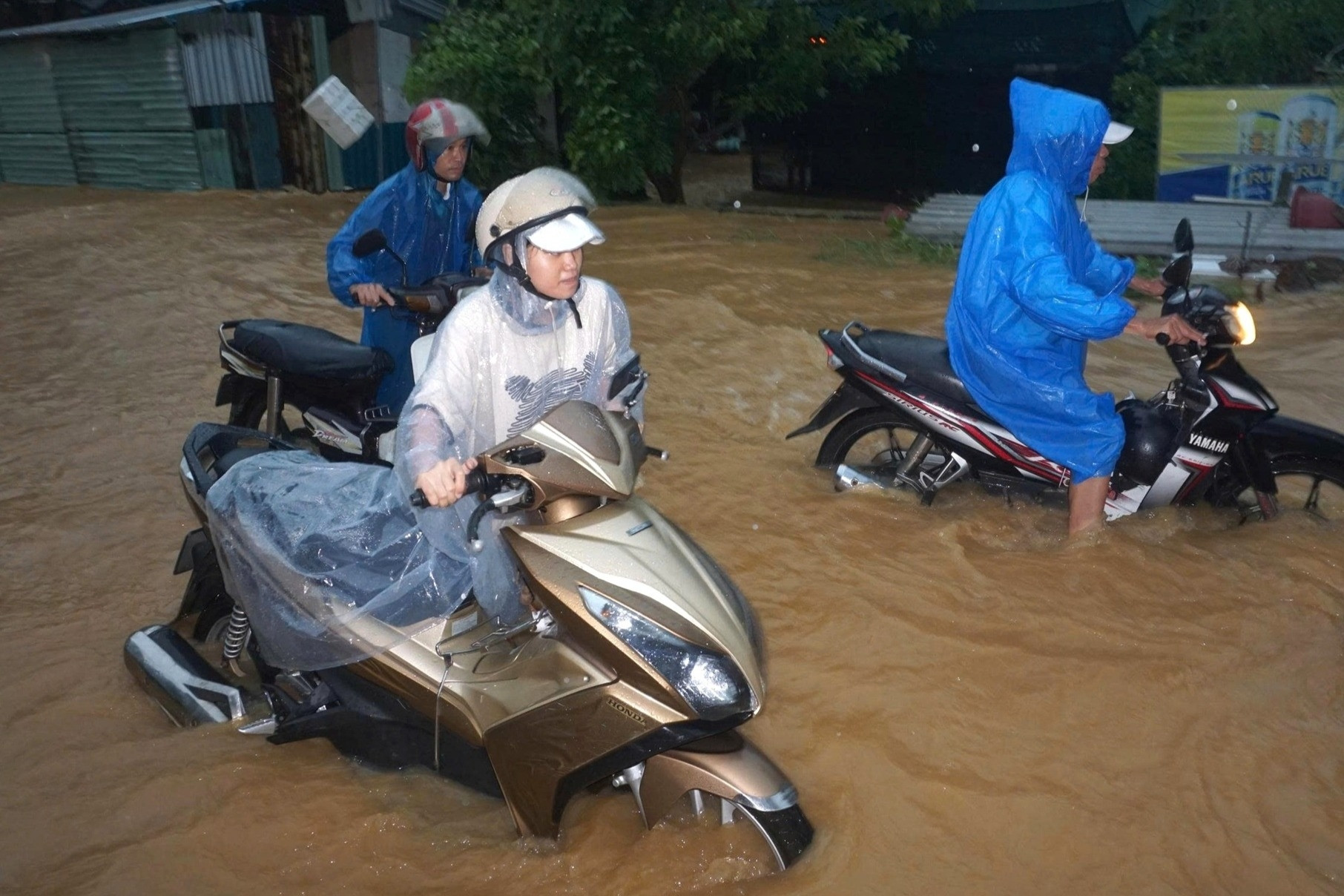 Đà Nẵng mưa lớn, nước đổ cuồn cuộn, người dân vật vã dắt xe chết máy đi làm