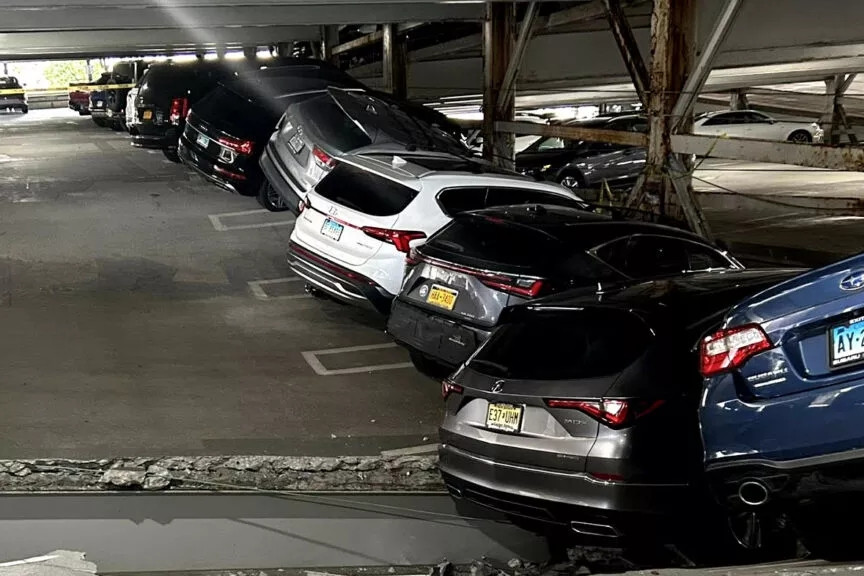 Hàng trăm ô tô mắc kẹt sau vụ sập bãi đỗ xe 15 tầng