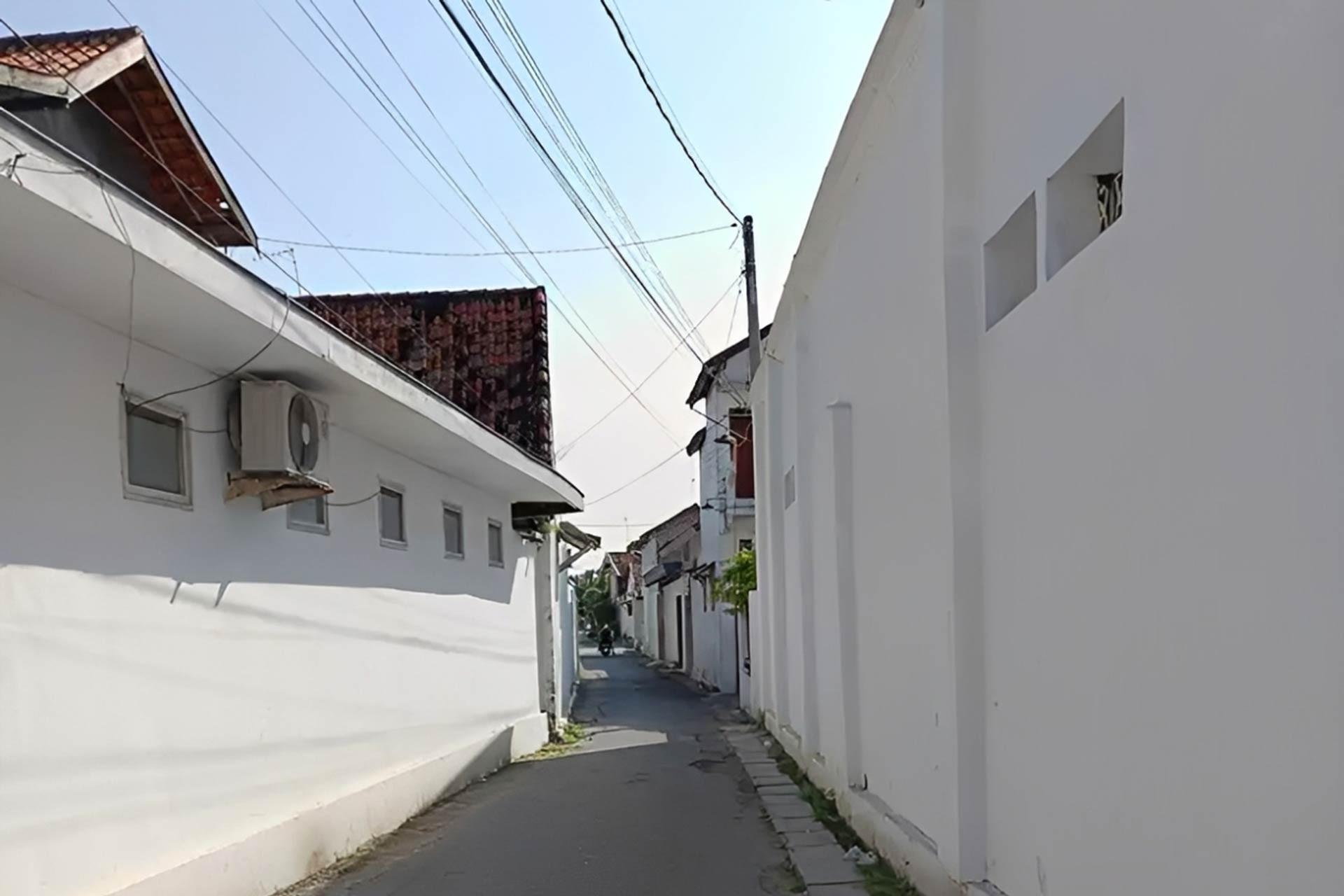 Hàng xóm xây cổng cao hơn nhà mình: 3 cách hóa giải khéo để giữ vận khí