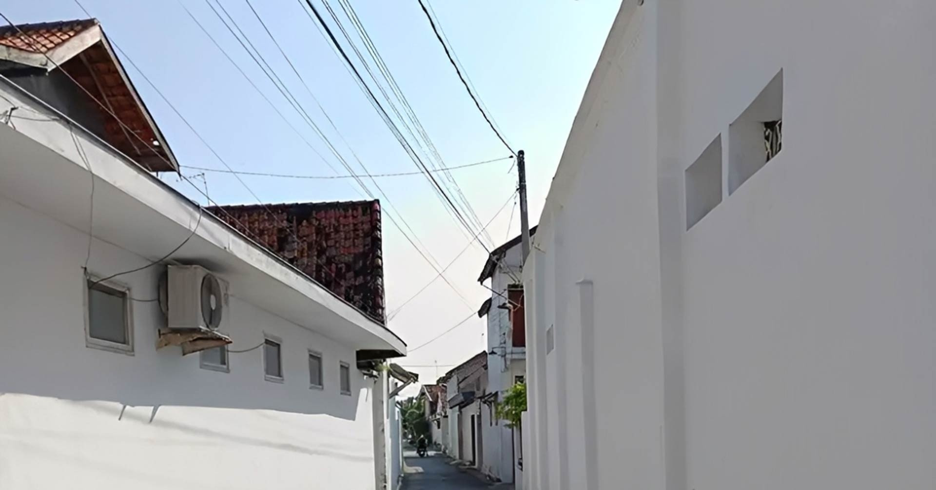 Hàng xóm xây cổng cao hơn nhà mình: 3 cách hóa giải khéo để giữ vận khí