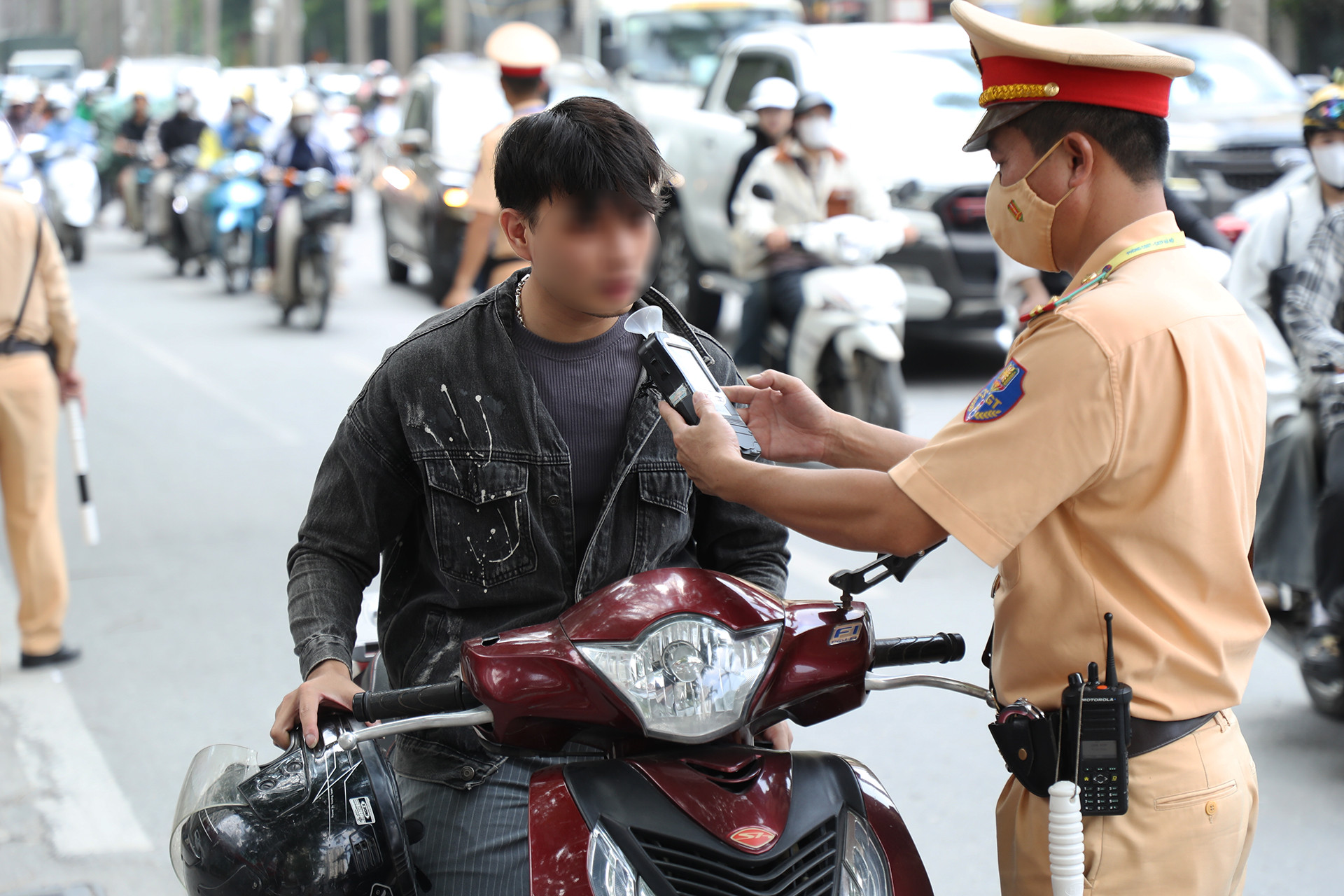 CSGT đồng loạt kiểm tra nồng độ cồn, vừa bắt đầu đã có tài xế vi phạm 'kịch khung'