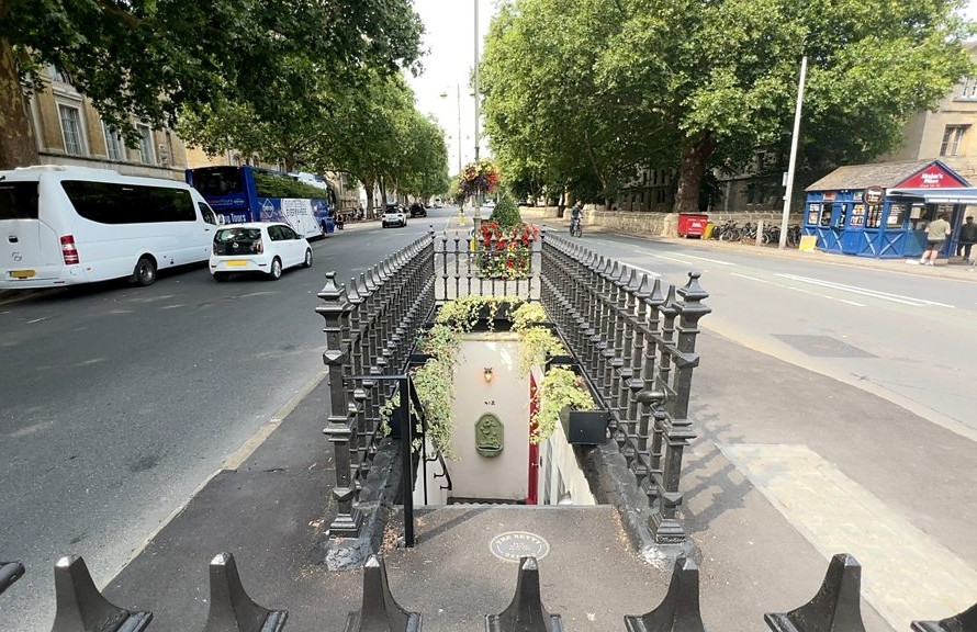 Khách sạn xa xỉ chỉ có 2 phòng dưới lòng đất, từng là... nhà vệ sinh công cộng