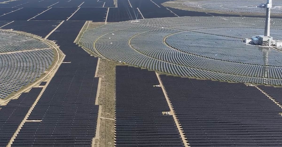 Ngắm biển pin mặt trời 420 km2 trên ‘nóc nhà thế giới’