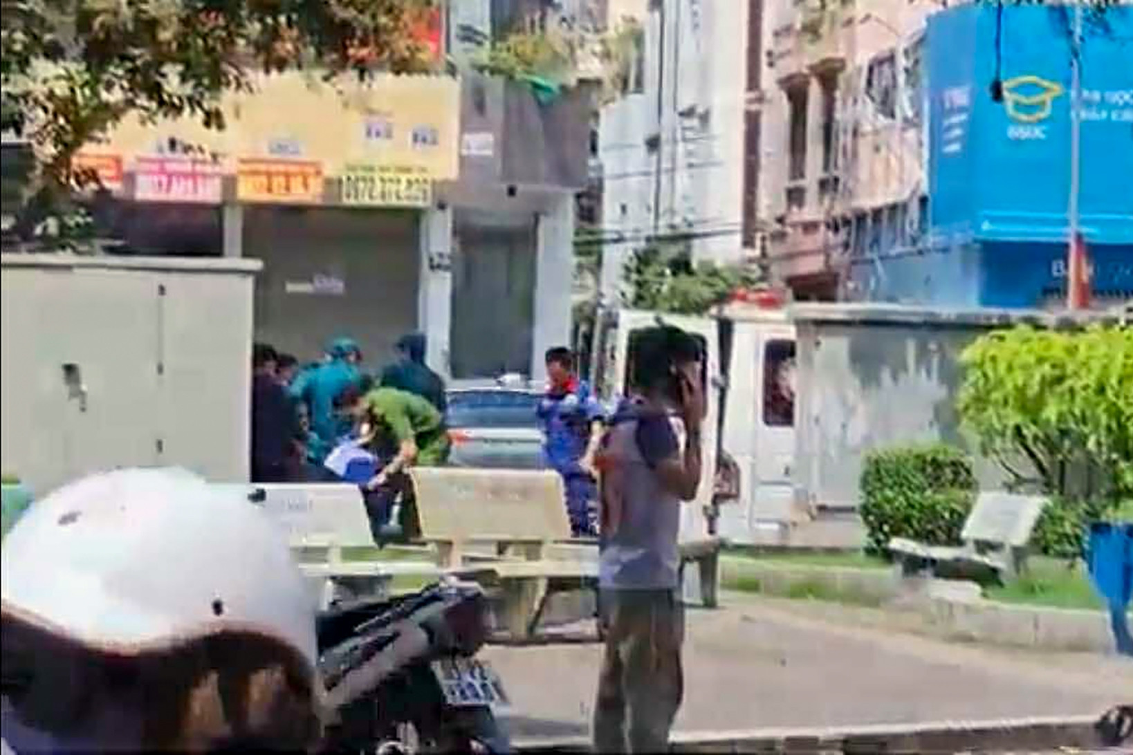 Người đàn ông tử vong trên vỉa hè ở TPHCM, cảnh sát trích xuất camera điều tra