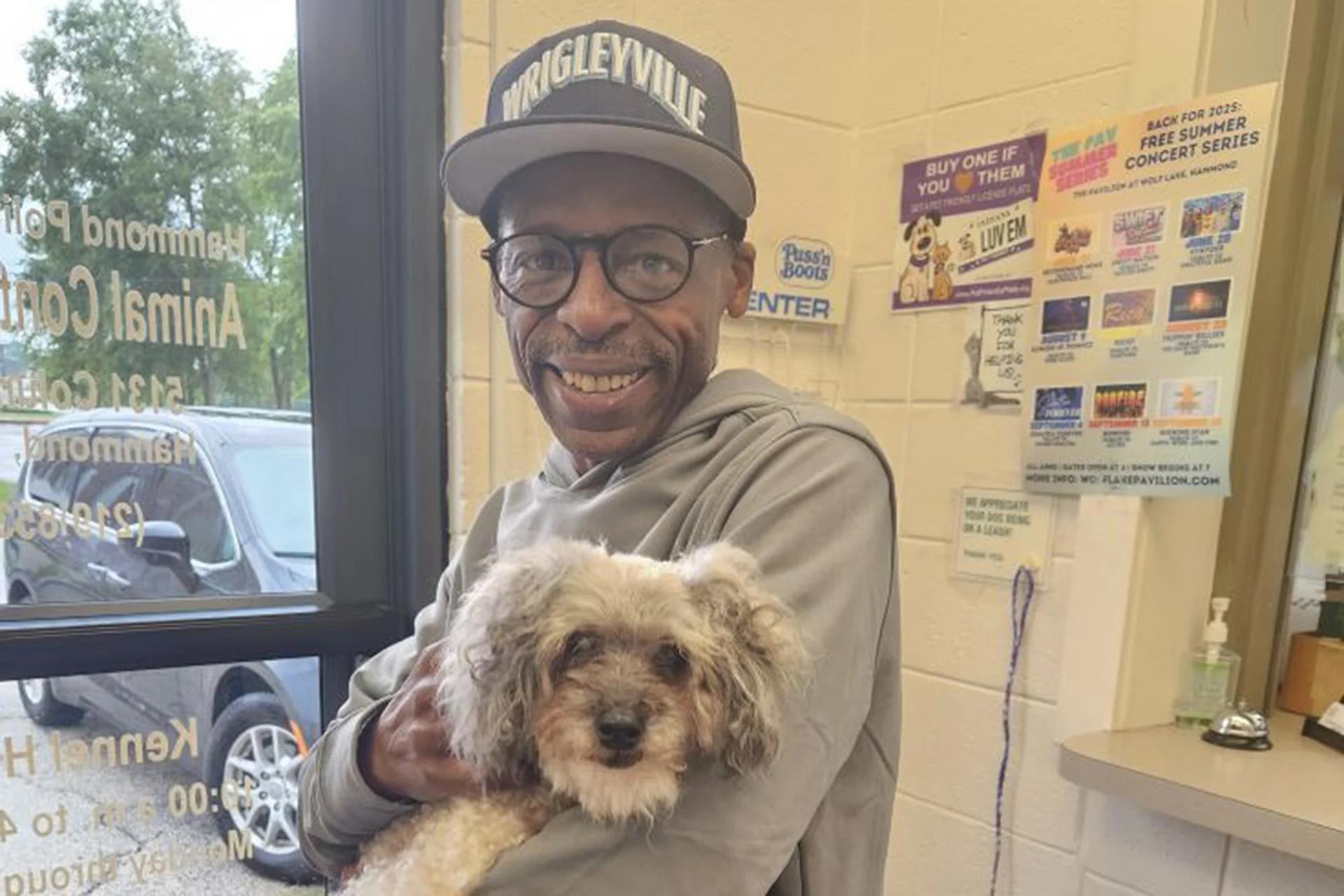 Tìm thấy chó cưng đi lạc 10 năm, người chủ xúc động, mở tiệc ăn mừng