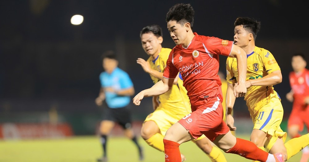 Trung vệ U23 Việt Nam ghi siêu phẩm, SLNA cưa đ...