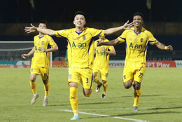 Trung vệ U23 Việt Nam ghi siêu phẩm, SLNA cưa điểm CAHN