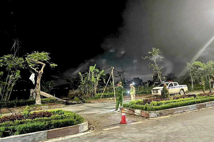 Vướng vào dây cáp sà xuống đường, nguyên Chủ tịch xã tử vong