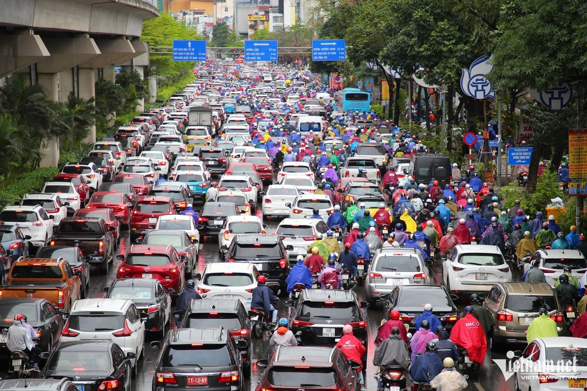 W-ha noi o to dan hang ngang di kin duong xe may het loi di 2.jpg