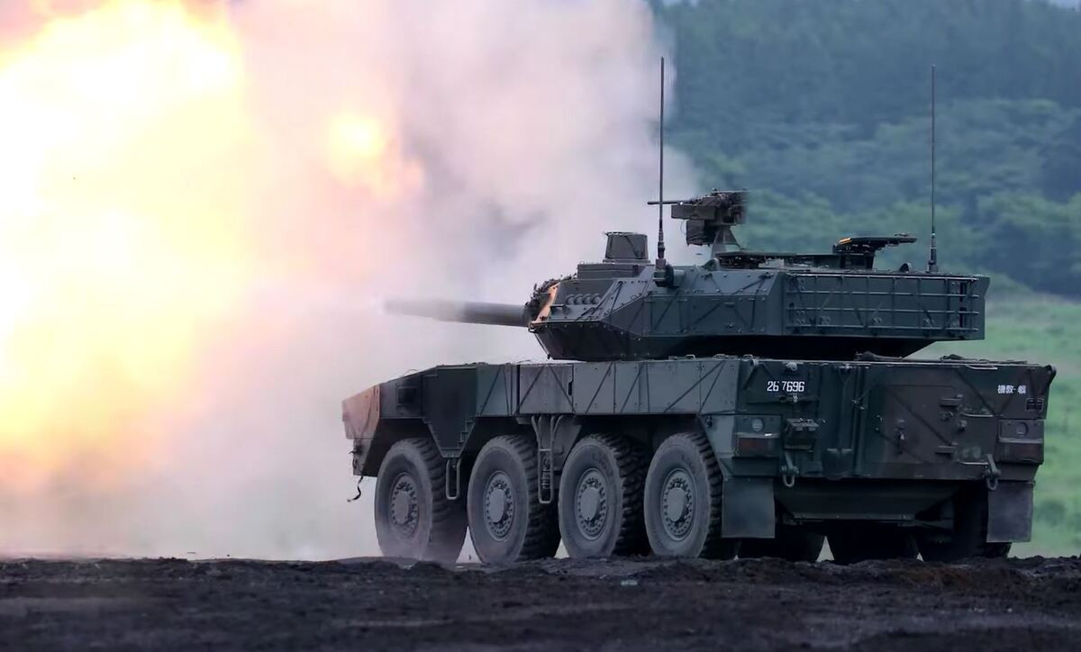 Xe tăng Type 16 MCV Nhật Bản.jpg