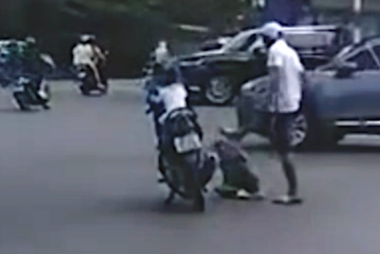 Bản tin cuối ngày 19/10: Bé trai bị đánh giữa đường ở Hà Nội