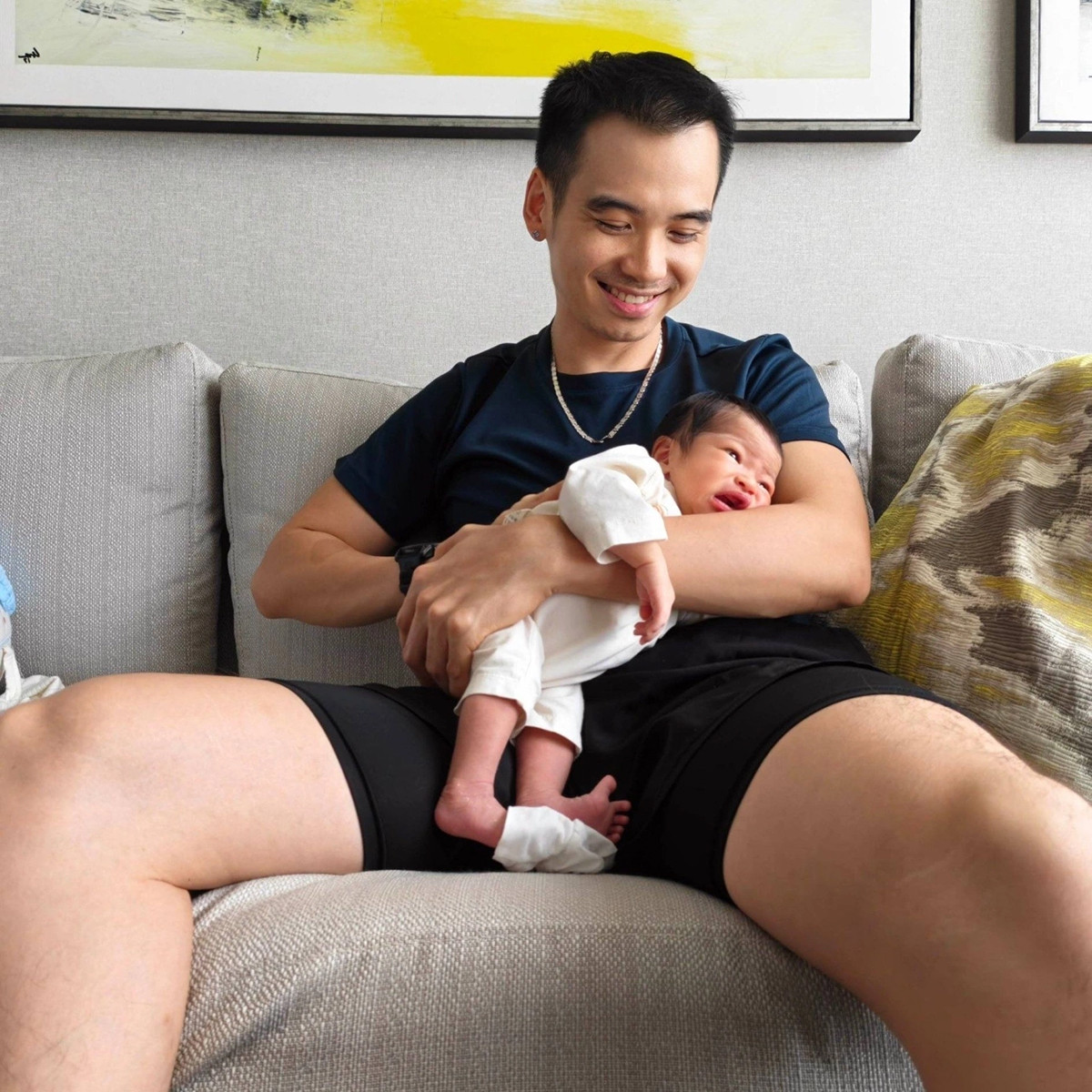 Nhiếp ảnh gia Tuấn Khôi bế con gái