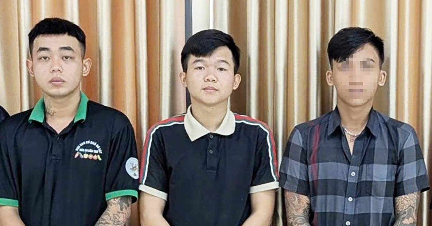 8 thanh, thiếu niên giả công an rượt đuổi nhóm đua xe để cướp