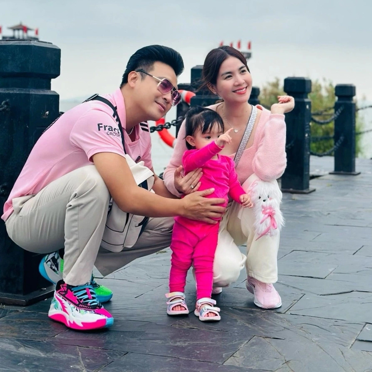 Vợ chồng diễn viên Thanh Duy - Kha Ly đưa con du lịch nước ngoài