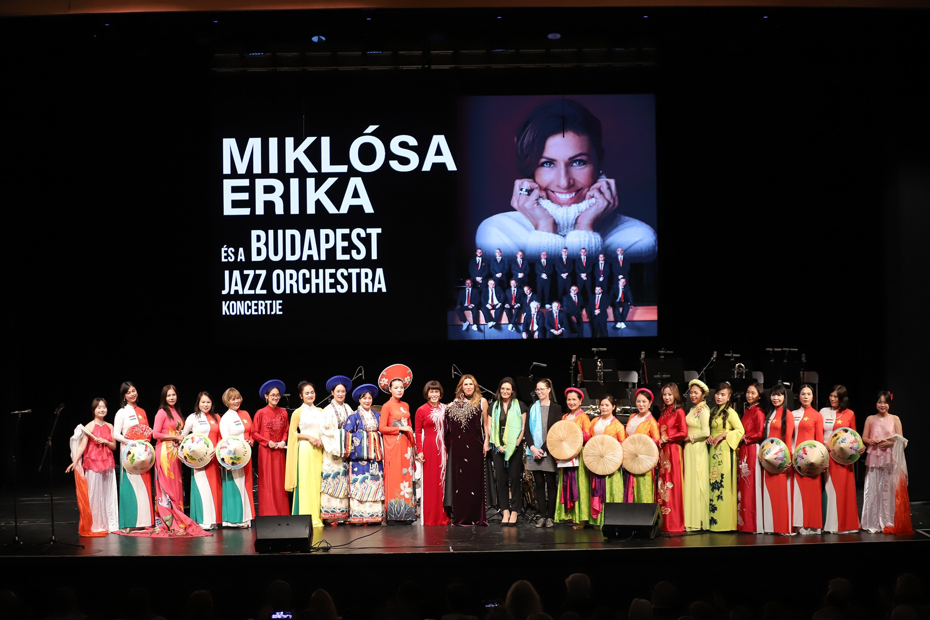 Áo dài Việt Nam lần đầu tỏa sáng trong buổi hòa nhạc quốc tế tại Hungary