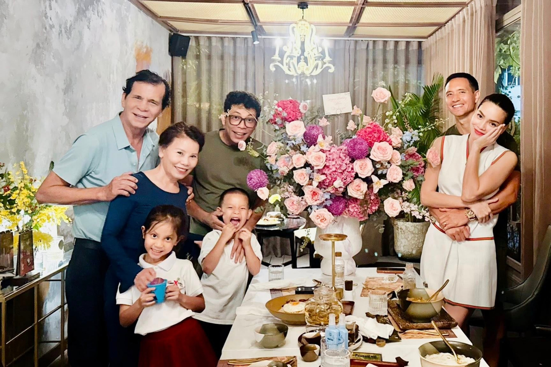 Các con, cháu mừng sinh nhật bà Ngọc Hương hôm 10/10.