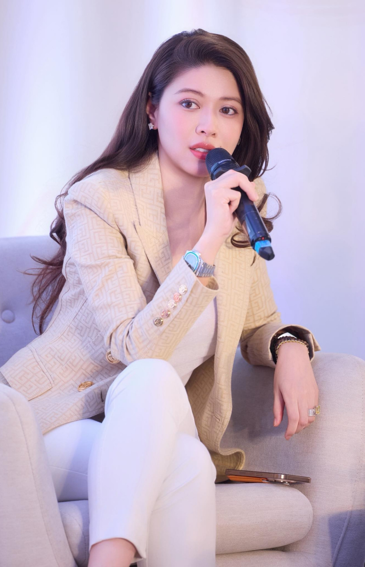 BTV Ngọc Trinh tập trung trong công việc