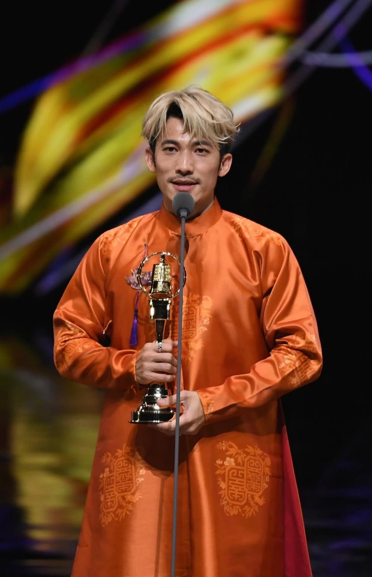 Diễn viên Liên Bỉnh Phát nhận giải Kim Chung