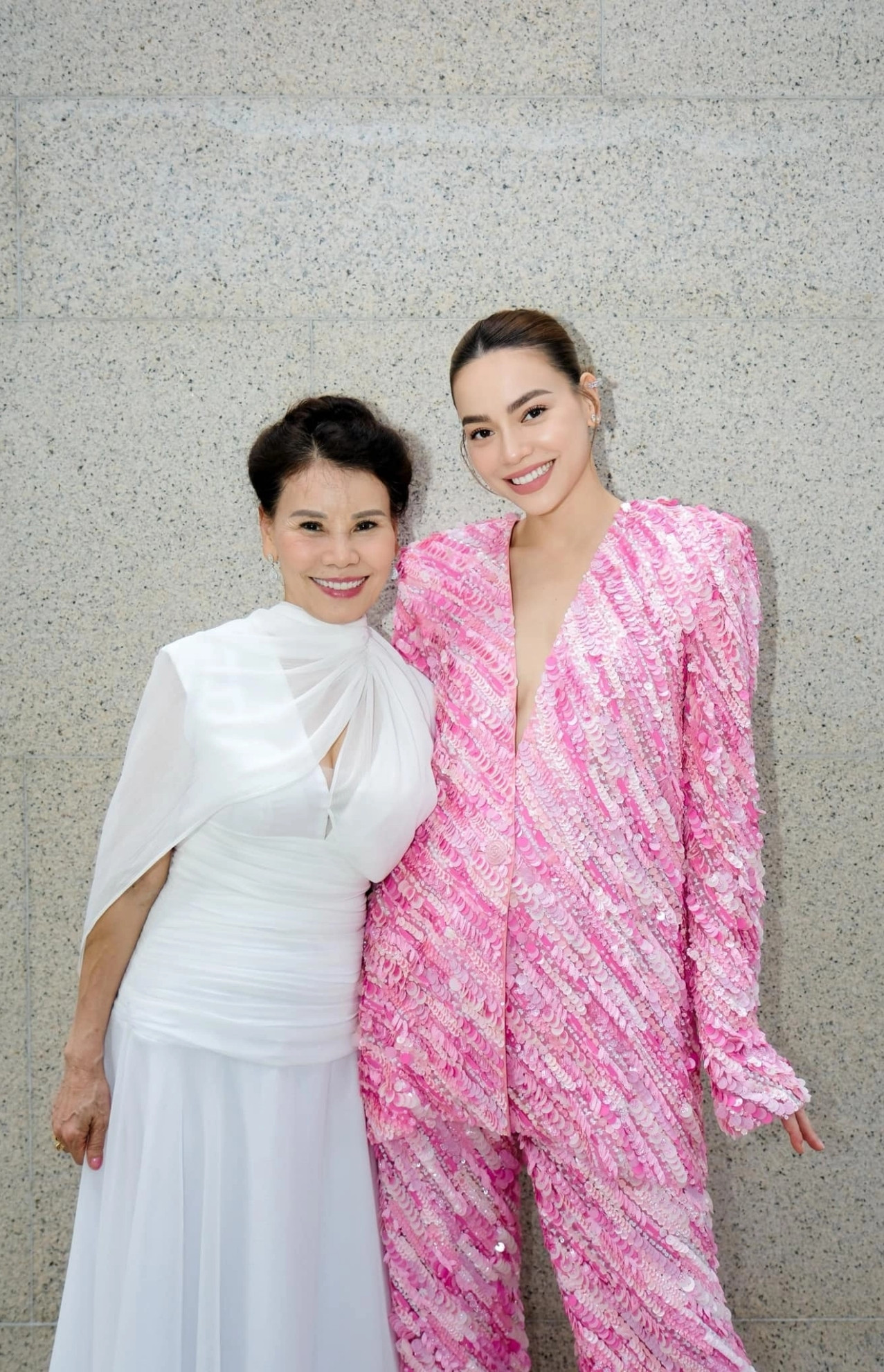 Bà Ngọc Hương bên con gái - ca sĩ Hồ Ngọc Hà.