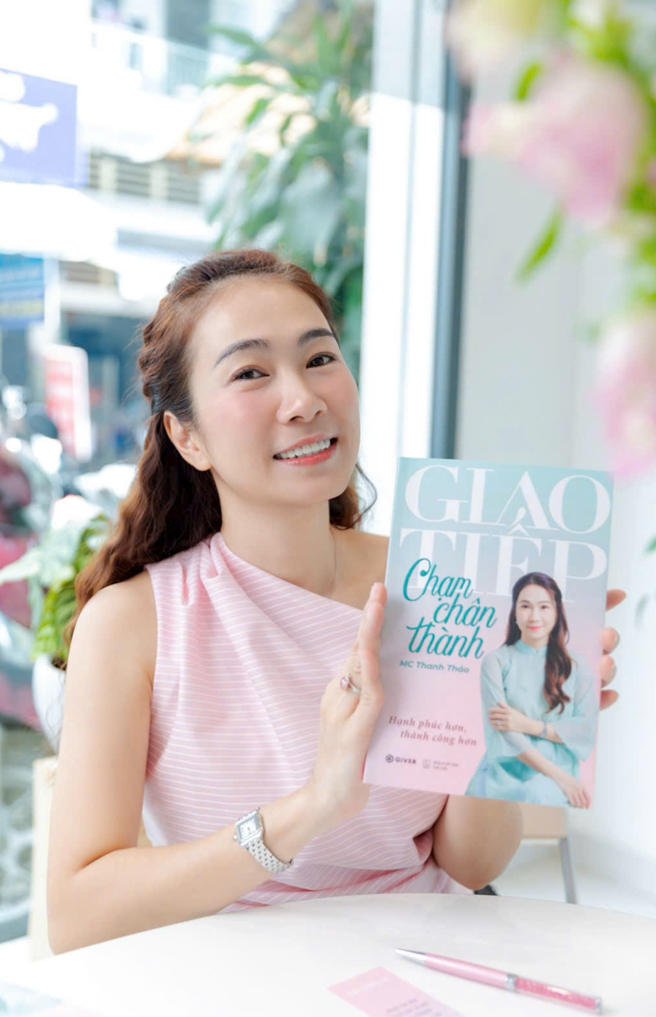 MC Thanh Thảo ra mắt sách đầu tay