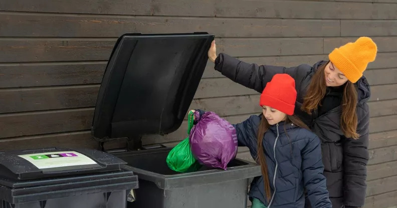 Biến rác thành tài nguyên: Na Uy phát túi rác theo màu cho từng người dân