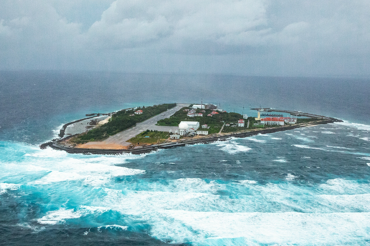 Đảo Trường Sa trong gió lớn nhìn từ máy bay trực thăng