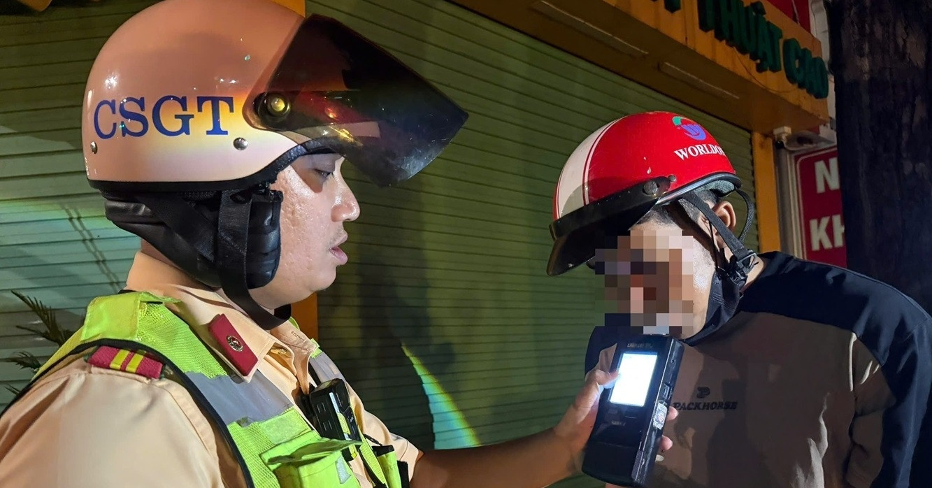 Đưa đồ ăn về cho vợ, thanh niên vẫn bị xử phạt vì &amp;apos;nhấp môi&amp;apos; ly bia