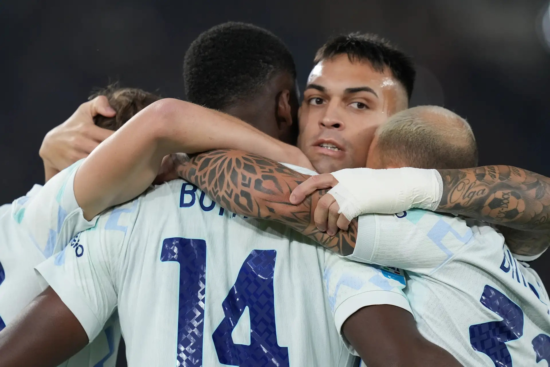 Hạ Roma nghẹt thở, Inter chiếm ngôi đầu Serie A