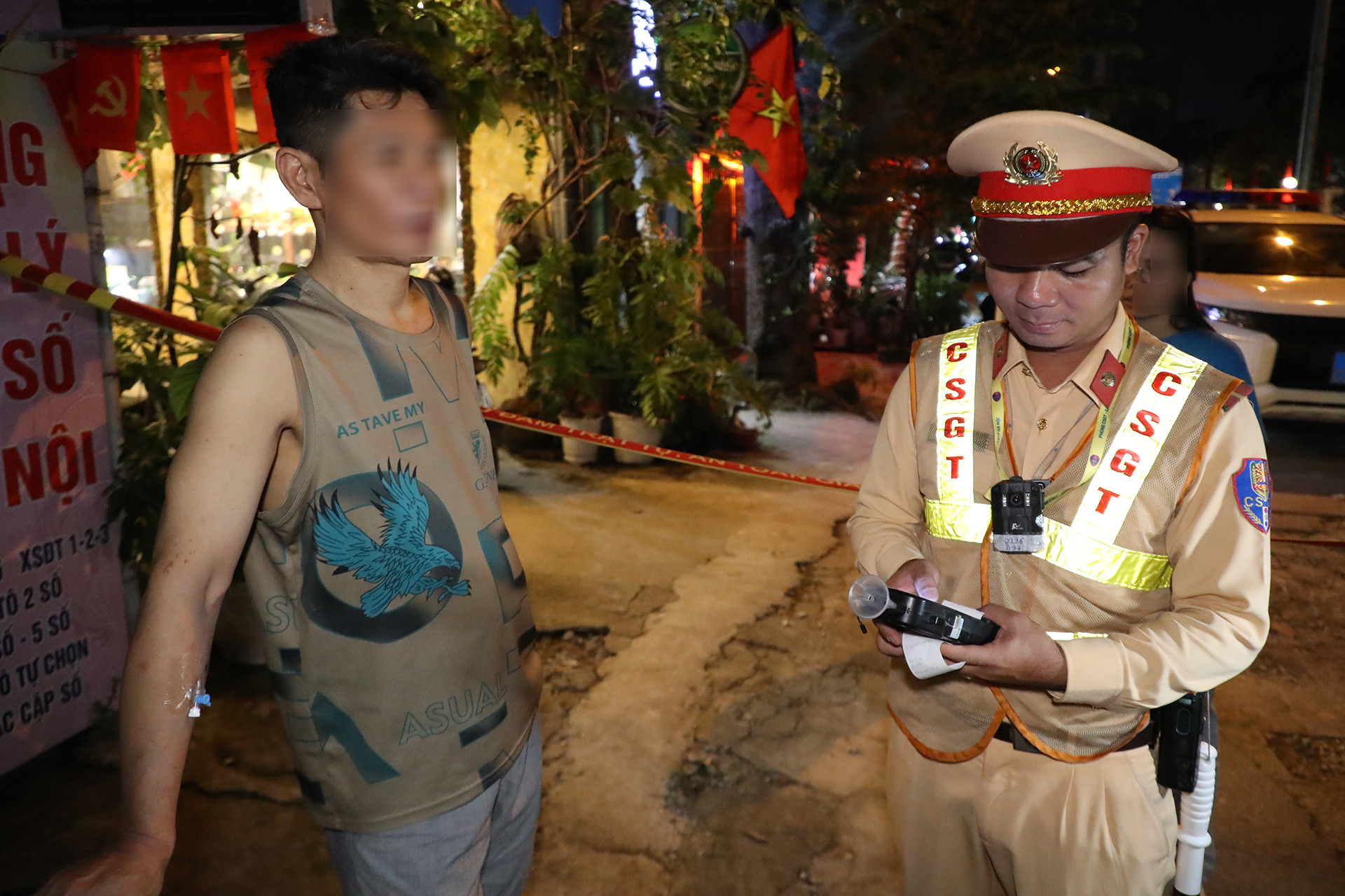 Tài xế say ‘ngất ngưởng’, tay cắm kim truyền dịch vẫn nói 'không bỏ được bia'