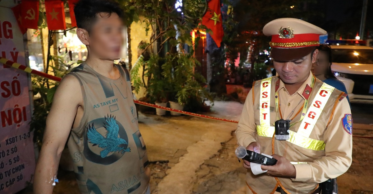 Tài xế say ‘ngất ngưởng’, tay cắm kim truyền dịch vẫn nói &amp;apos;không bỏ được bia&amp;apos;