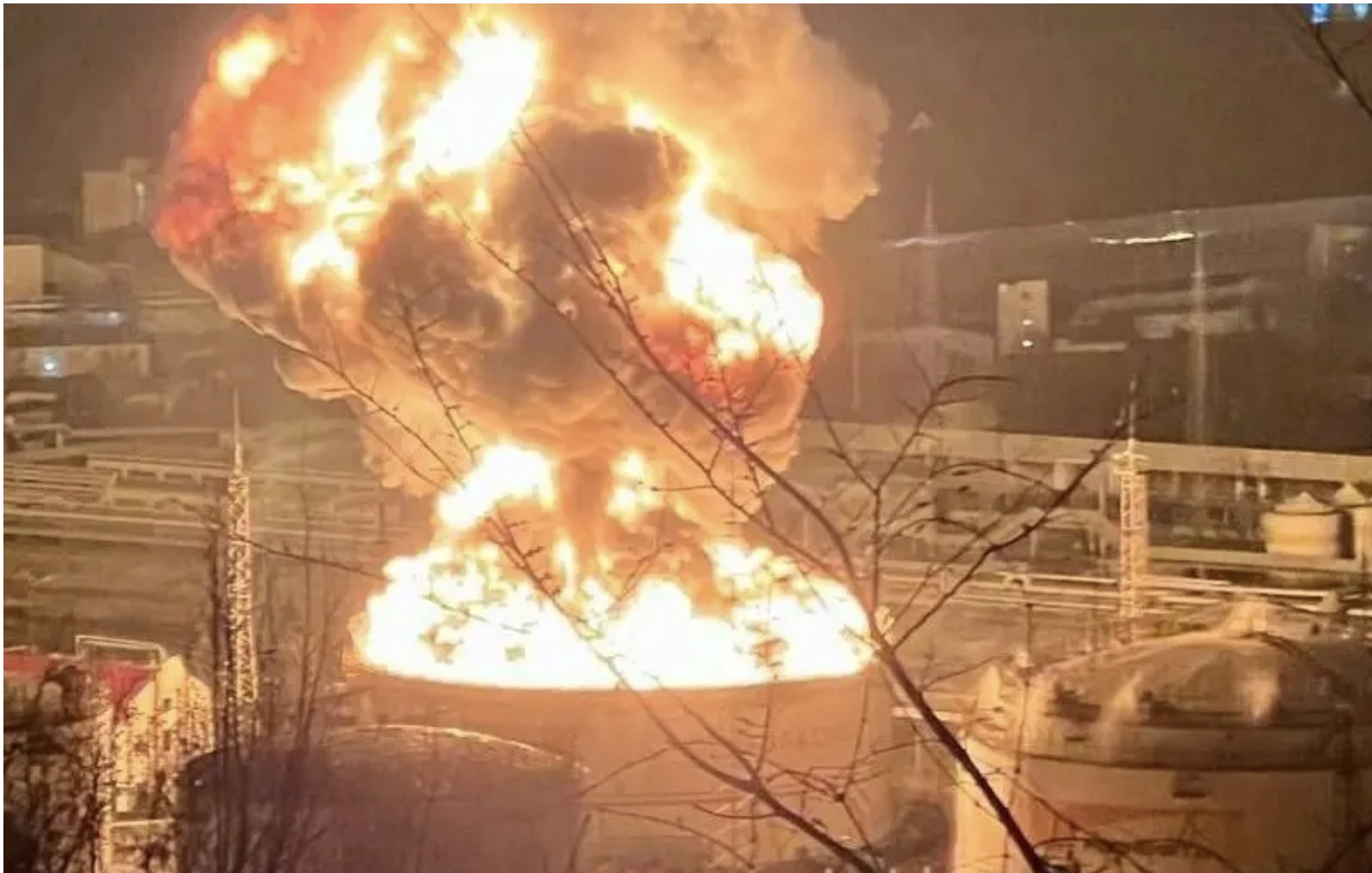 Hỏa hoạn tại nhà máy lọc dầu của Nga ở Krasnodar. Ảnh: Astra Telegram