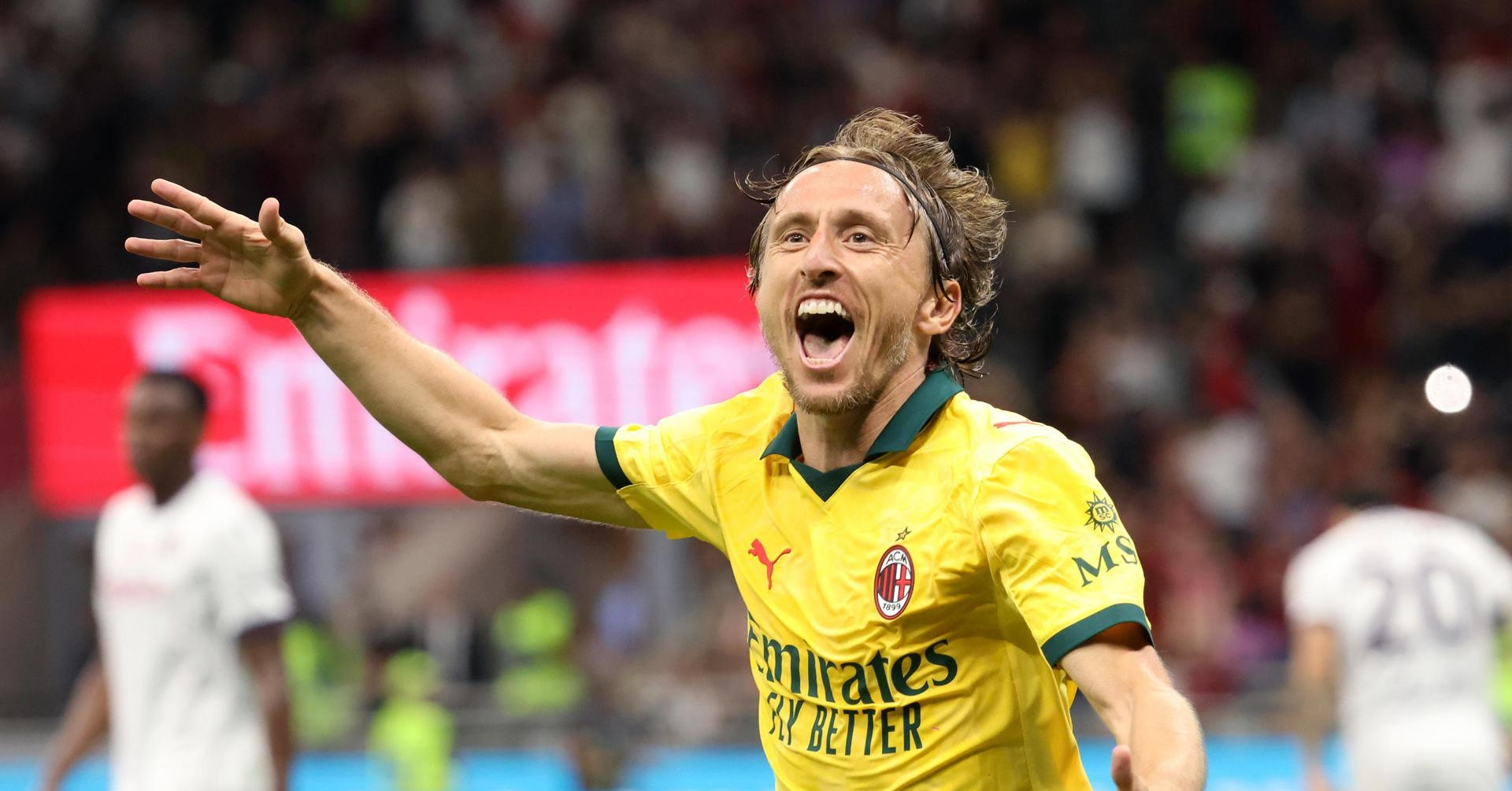 Rafael Leao lập cú đúp đưa Milan lên đỉnh Serie A