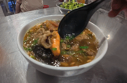 khách Tây ăn bánh đa cua Hải Phòng 1.gif