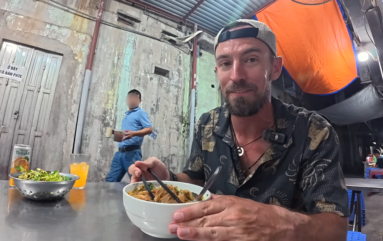 khách Tây ăn bánh đa cua Hải Phòng 3.png