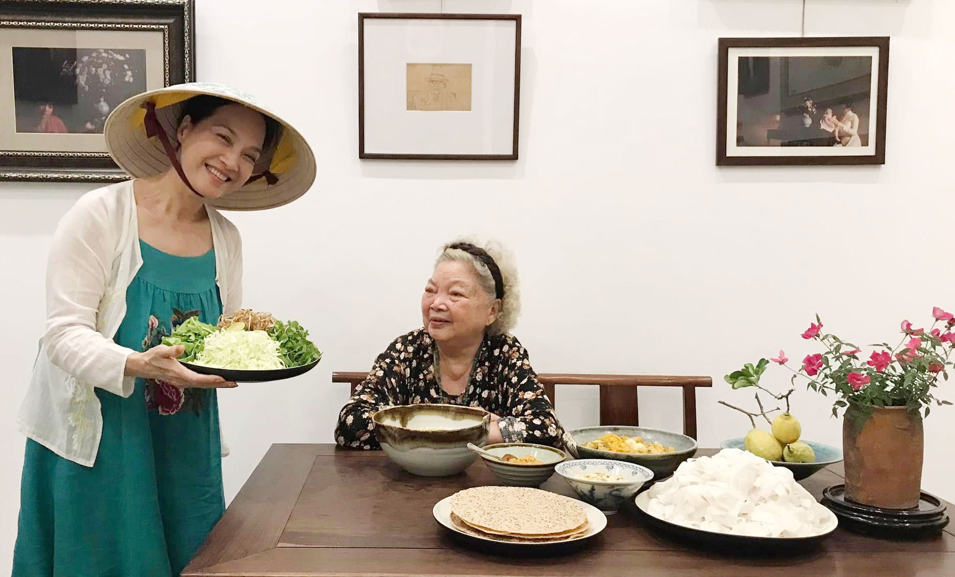 NSND Lê Khanh chăm sóc mẹ