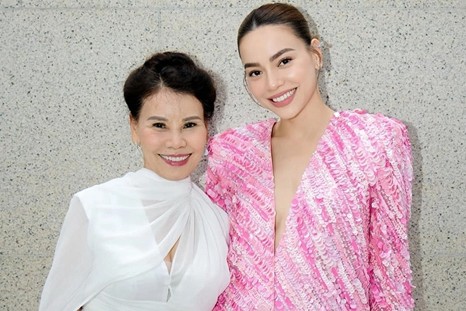 Mẹ ca sĩ Hồ Ngọc Hà: U70 trẻ trung, viên mãn bên chồng cựu sỹ quan lai Pháp