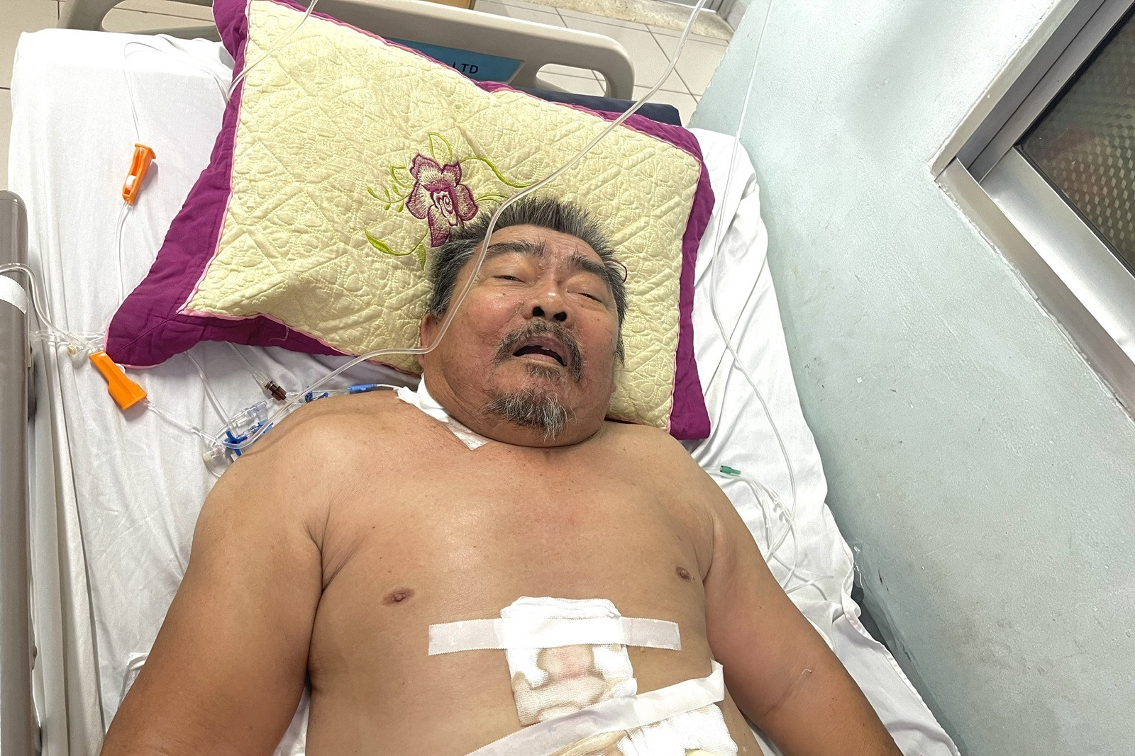 Người đàn ông 62 tuổi bán vé số đơn độc trong viện, không có tiền đóng viện phí