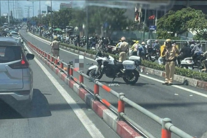 Người đàn ông tử vong bất thường ở dốc cầu Bình Lợi, xe máy văng xa 30m