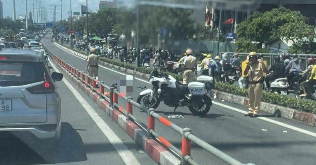 Người đàn ông tử vong bất thường ở dốc cầu Bình Lợi, xe máy văng xa 30m