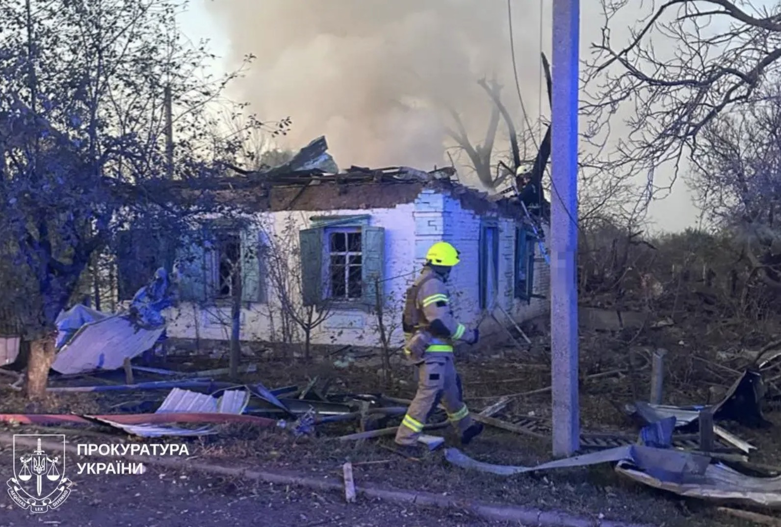 Nhà cửa bị hư hại sau cuộc tấn công của Nga. Ảnh: Kyiv Independent