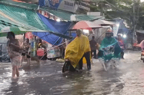 Nhiều tuyến đường ở TPHCM lại ngập như sông, người dân bất lực nhìn nước bẩn tràn vào nhà