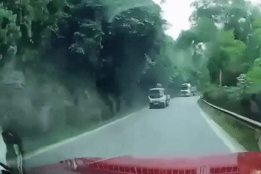 Nóng trên đường: Những pha đi xe máy siêu ẩu khiến người khác oan gia