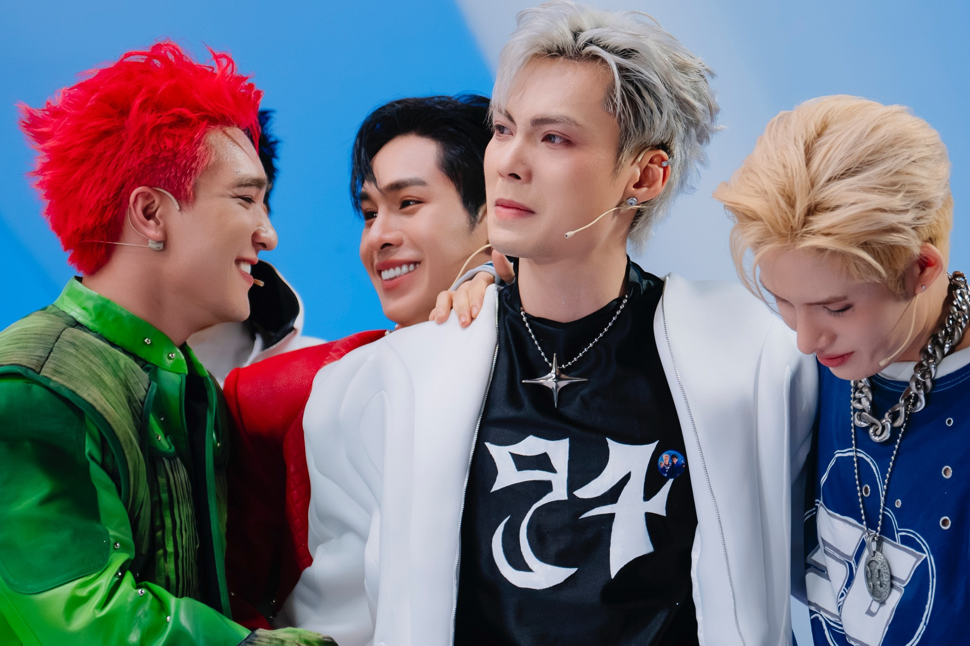 Các anh trai khóc nức nở