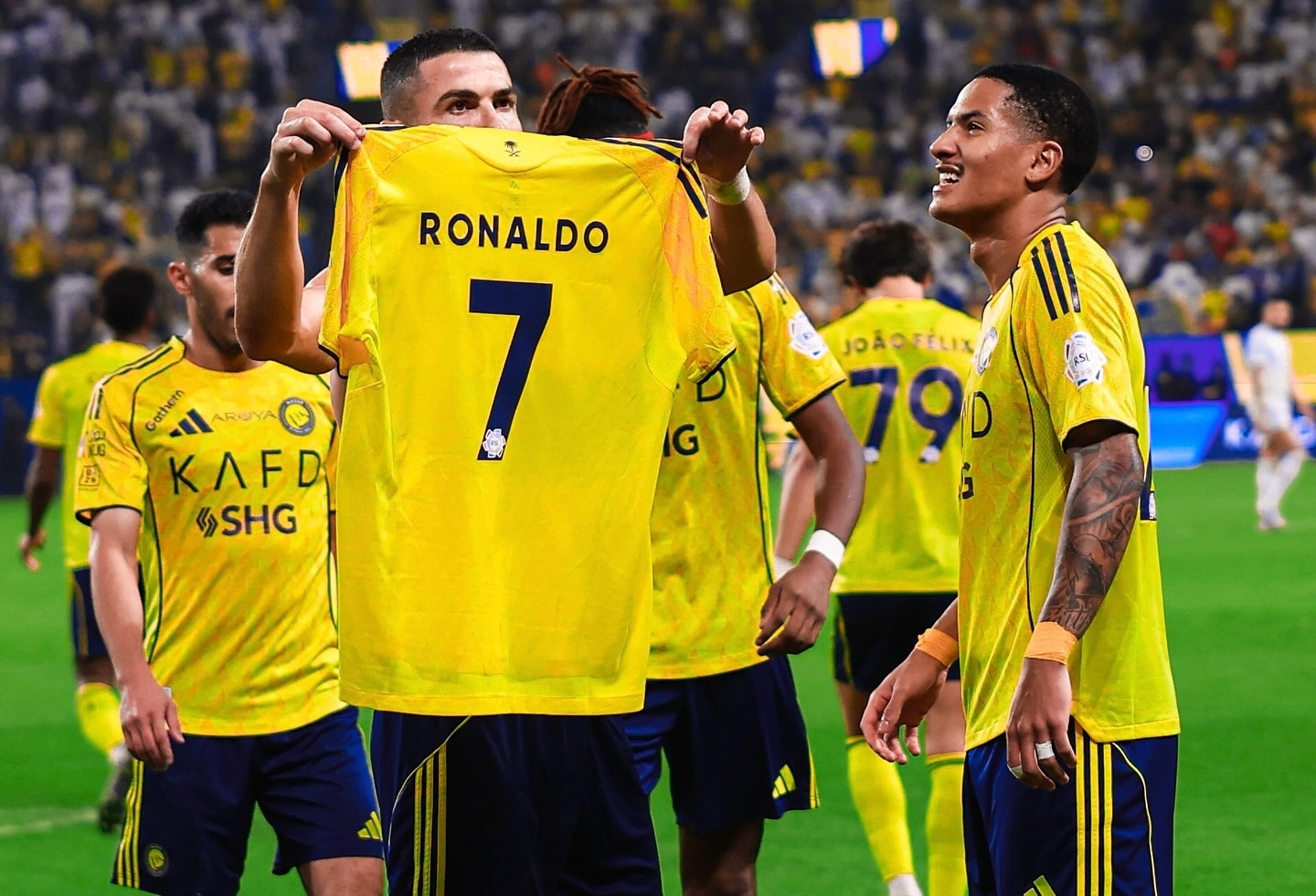 Ronaldo ghi siêu phẩm, Al Nassr củng cố ngôi đầu