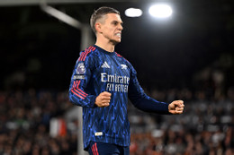 Trossard lóe sáng, Arsenal thắng để giữ ngôi số 1